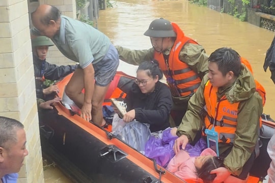 Bộ Quốc phòng ra công điện khẩn ứng phó mưa lũ nghiêm trọng tại Trung Bộ