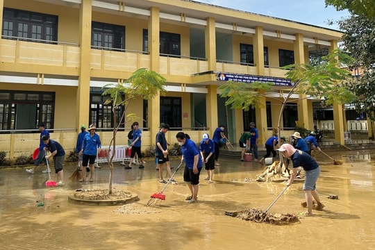 Thanh niên, sinh viên hỗ trợ người dân khắc phục hậu quả lũ lụt tại Đà Nẵng