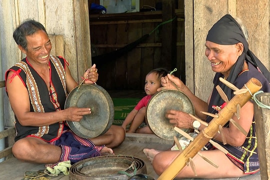 Nghệ nhân - người giữ hồn văn hoá dân tộc thiểu số Gia Lai giữa nhịp sống hiện đại