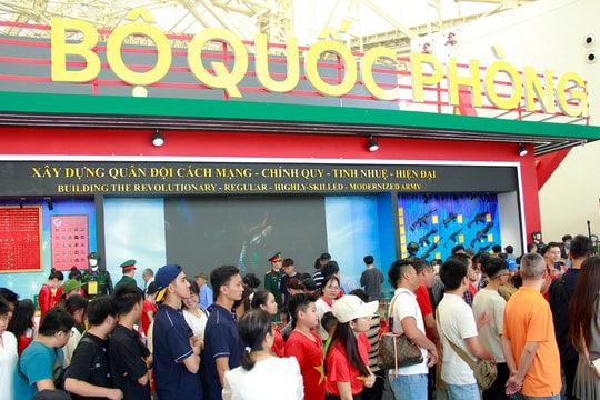 Hơn 6,6 triệu lượt khách tham quan gian trưng bày Bộ Quốc phòng tại Triển lãm thành tựu đất nước