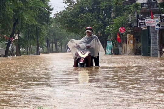 Dự báo thời tiết ngày 3/11: Miền Trung mưa lũ bủa vây, miền Bắc chuyển mưa rét