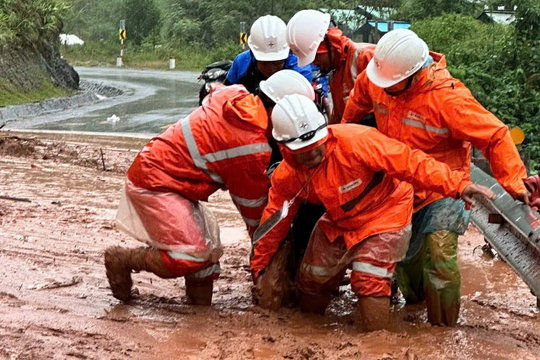 Miền Trung: Hơn 84 ngàn khách hàng mất điện, nhiều nơi cắt điện trở lại để an toàn