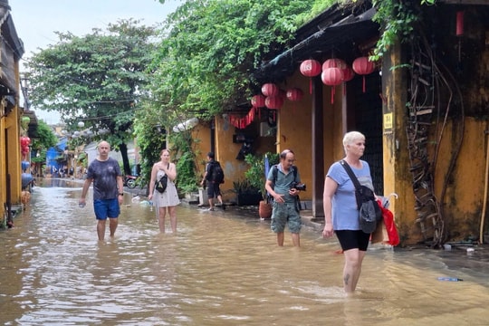Du khách trải nghiệm an toàn phố cổ Hội An mùa lũ