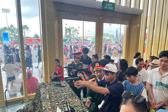 Người dân háo hức trải nghiệm bắn súng, lái xe không kính tại gian trưng bày của Bộ Quốc phòng