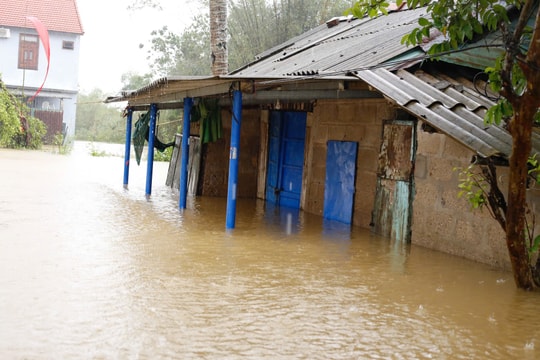 TP Huế vẫn còn hơn 10.000 ngôi nhà bị ngập sâu khi bão Kalmaegi sắp đổ bộ