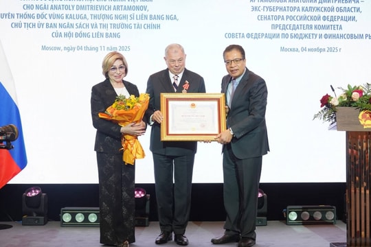 Trao tặng Huân chương Hữu nghị cho người bạn Nga của Việt Nam