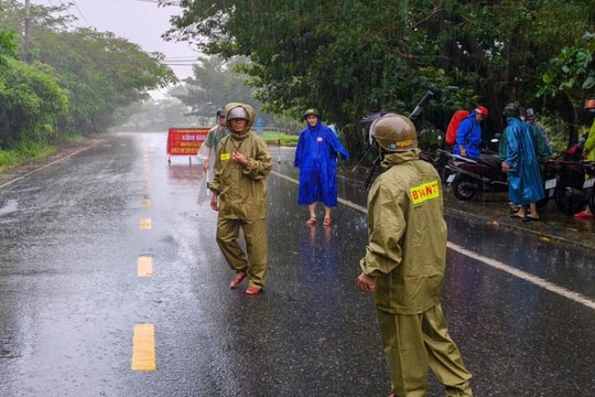 Dân Quảng Ngãi thuê khách sạn tránh bão, Đà Nẵng cấm người lên Sơn Trà