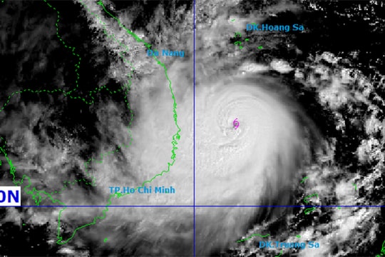Bão số 13 Kalmaegi mạnh thêm, tiệm cận cấp siêu bão