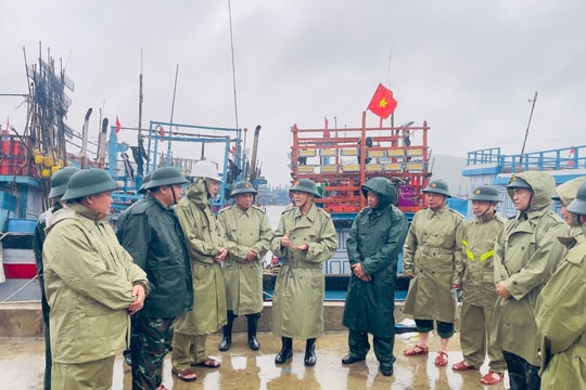 Đoàn công tác Bộ Quốc phòng kiểm tra, chỉ đạo ứng phó bão số 13 tại Quảng Ngãi