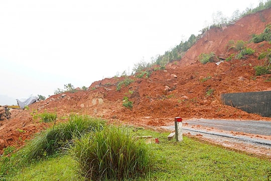 Sạt lở đất tại Hà Tĩnh gây cản trở giao thông và thiệt hại lớn