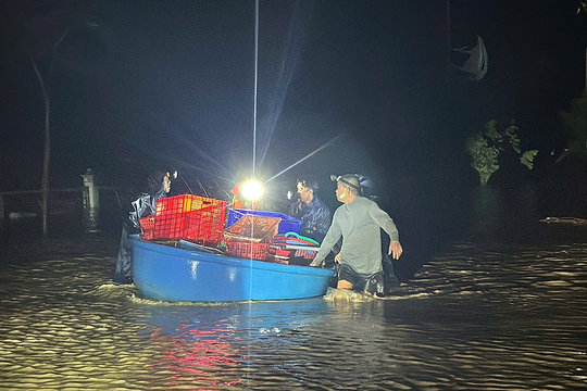 Xuyên đêm cứu hộ người dân ở Đắk Lắk bị ảnh hưởng bão số 13