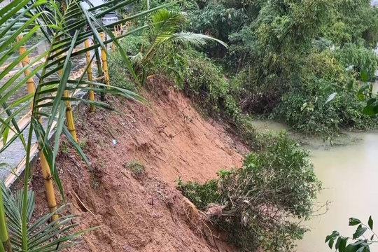 Quảng Trị: Sau mưa lũ, xuất hiện nhiều điểm sạt lở gần khu dân cư