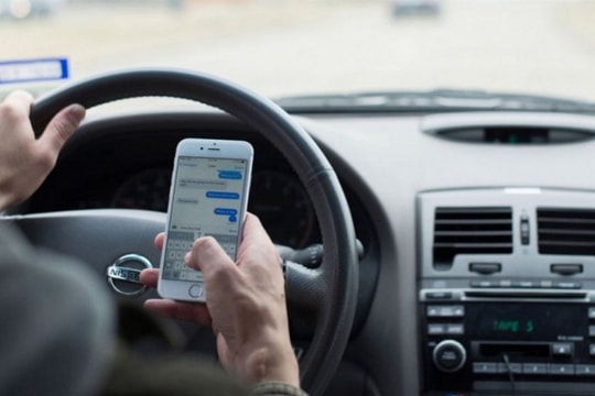 Khi lái xe chờ đèn đỏ, “tiện tay” sử dụng điện thoại có bị xử phạt hay không?