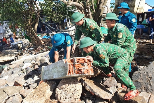 Lực lượng vũ trang giúp người dân Quảng Ngãi khắc phục hậu quả bão số 13