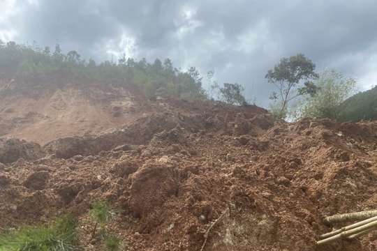 Sau tiếng nổ lớn, đường vào làng du lịch ở Quãng Ngãi bị vùi lấp