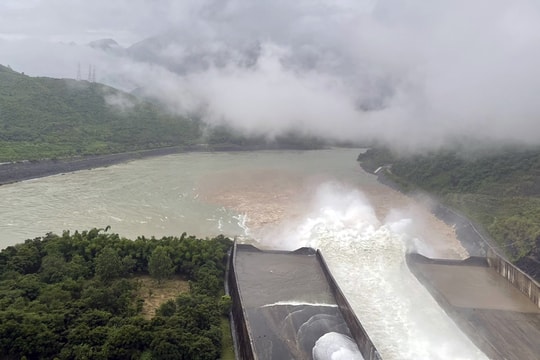 Mở 1 cửa xả đáy thủy điện Sơn La và mở cửa tràn xả mặt thủy điện Lai Châu