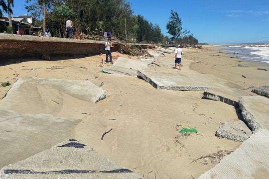 Cận cảnh sóng đánh tan nát tuyến đường dân sinh ven biển Quảng Ngãi