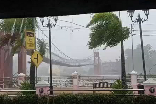 Cầu treo Philippines rung lắc dữ dội trong siêu bão Fung-wong