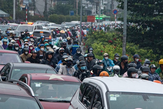 Hơn 1 tuần cấm xe cầu Long Biên, đường vẫn ùn tắc, dân nối đuôi đi ngược chiều