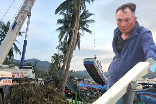 Ngư dân Đắk Lắk ngày đêm sửa hàng trăm tàu thuyền vỡ nát, hỏng hóc do bão số 13