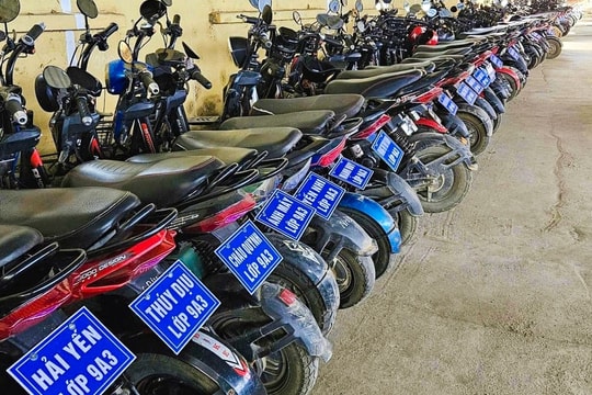 Gắn biển tên xe đạp điện, học sinh hình thành ý thức văn hóa giao thông học đường