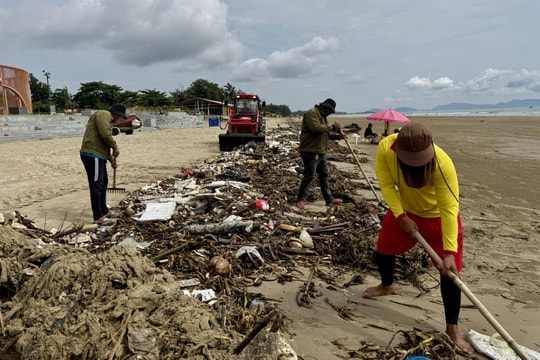 Rác đại dương tràn vào bờ biển ở Vũng Tàu chưa có dấu hiệu dừng lại