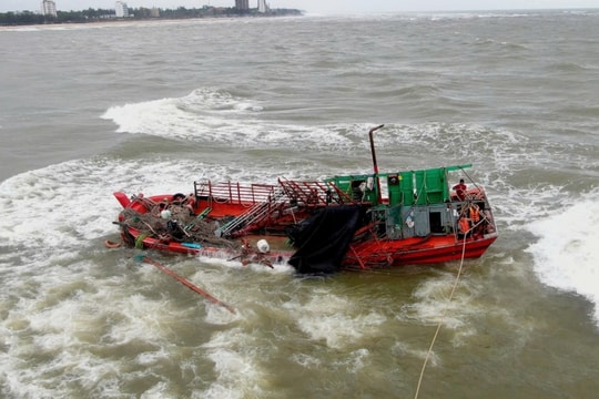 Quảng Trị: Cứu 8 ngư dân bị chìm tàu khi đang vào cửa Nhật Lệ