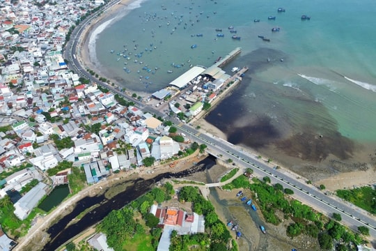 Dòng nước thải đen ngòm từ bãi rác “tấn công” khu dân cư và đổ ra biển Nha Trang