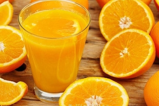Vì sao nên uống nước cam nóng thay vì lạnh? Lợi ích bất ngờ cho sức khỏe