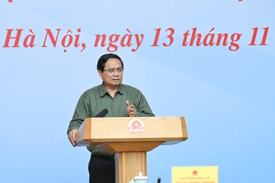 Thủ tướng: Nhanh chóng khôi phục sản xuất, ổn định đời sống nhân dân miền Trung