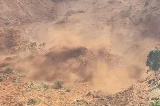 Sạt lở kinh hoàng ở miền núi Đà Nẵng, đất trút ào ạt như 'thác'