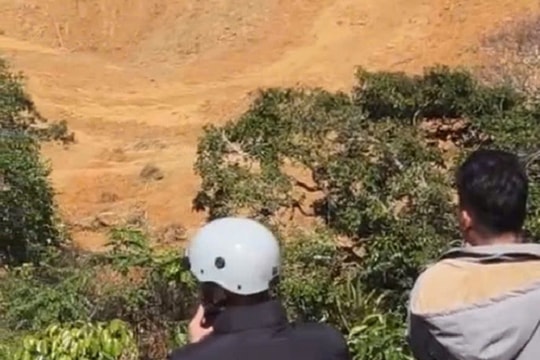 Sạt lở kinh hoàng ở Đà Nẵng, 3 người mất liên lạc: Vùi lấp 7 xe máy, 3 lán trại