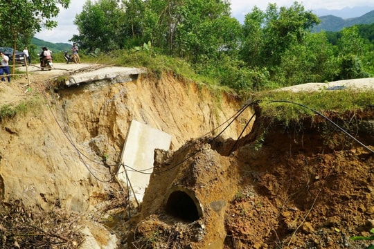 Đà Nẵng: Đường vào xã Trà Đốc sạt lở, hơn 7.000 người bị cô lập