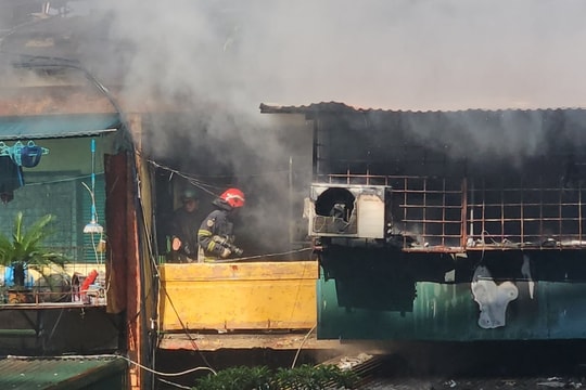 Cháy dữ dội "chuồng cọp" khu tập thể Trung Tự, Hà Nội