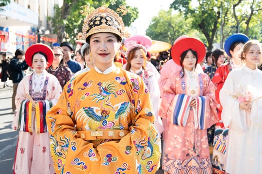 Gần 800 người mặc cổ phục diễu hành trên phố đi bộ Hồ Gươm