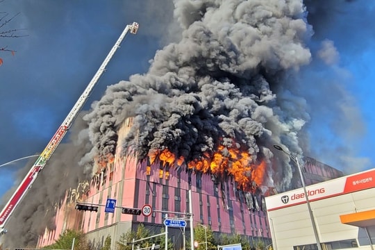 Ngọn lửa khổng lồ nuốt chửng kho hàng thời trang Hàn Quốc