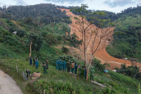 Hơn 100 cán bộ, chiến sĩ túc trực, chưa thể vào điểm sạt lở Hùng Sơn, Đà Nẵng