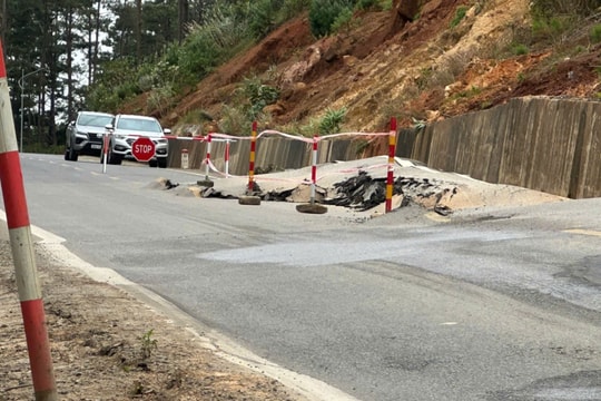 Mặt đường Quốc lộ 24 qua xã Măng Đen tỉnh Quảng Ngãi xuất hiện vết nứt dài 100m