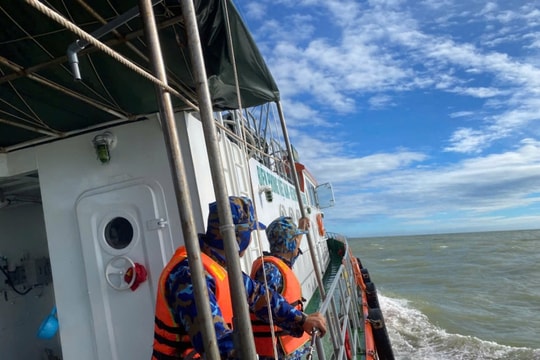 Khen thưởng tập thể, cá nhân cứu 3 ngư dân Lý Sơn trôi dạt hơn 40 giờ trên biển