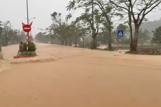 Nước từ núi tràn xuống như thác, đường Hồ Chí Minh qua TP Huế ngập sâu