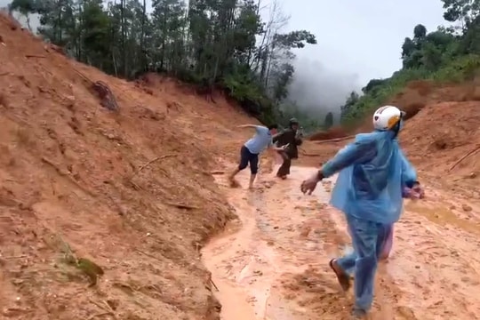 Đất đồi trút ào ạt như thác xuống Quốc lộ 40B, nhiều người vứt xe tháo chạy