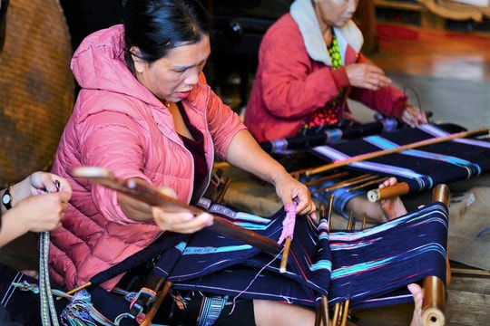 Độc đáo nghề dệt thổ cẩm của người K'ho dưới chân núi LangBiang