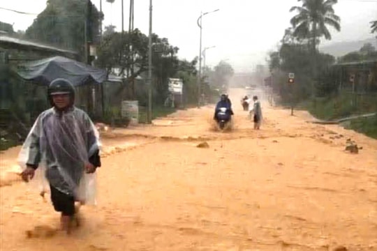 Mưa lớn gây ngập cục bộ, chia cắt nhiều đoạn đường Hồ Chí Minh ở Huế