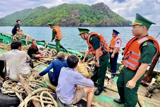 Cứu 5 ngư dân tàu cá Long An bị nạn trên biển Côn Đảo