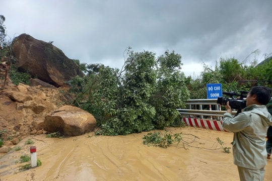 Khánh Hòa: Mưa lớn gây ngập sâu nhiều nơi, sạt lở nghiêm trọng trên đèo