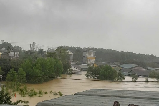 Mưa lớn, hàng trăm ngôi nhà ở Huế bị ngập, nhiều tuyến giao thông tê liệt