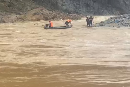 Đà Nẵng: Sạt lở liên tiếp, giải cứu 2 người dân mắc kẹt giữa dòng lũ
