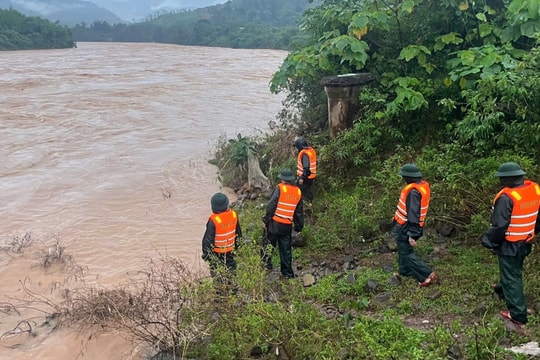 100 người tìm kiếm tài xế xe đầu kéo vượt rào chắn bị lũ cuốn mất tích