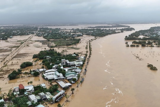 Lũ trên các sông ở Đà Nẵng, Huế duy trì mức cao, nhiều nơi chìm trong biển nước