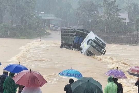 Mưa lũ và sạt lở đất làm 12 người chết và mất tích, 19 người bị thương